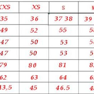 Puede incluir: Tabla de tallas para ropa en diferentes tallas, incluyendo XXS, XS, S, M, L, XL y 2XL. Las medidas se indican en cent&iacute;metros para el cuello, la axila, la cintura, la cadera, la longitud total, la manga y el hombro.
