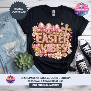 Könnte beinhalten: Schwarzes T-Shirt mit einem farbenfrohen Osterdesign. Das Design zeigt die Worte "EASTER VIBES" in Rosa, umgeben von Ostereiern, Blumen, Schleifen und einem Kreuz. Das Shirt wird mit blauen Jeans und schwarz-weißen Turnschuhen präsentiert.