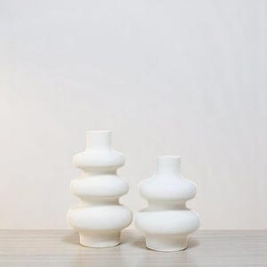 Jarrón de cerámica minimalista ondulado / Jarrón nórdico tipo donut para decoración moderna del hogar / Arreglo floral / Decoración de estanterías / Idea de regalo para inauguración de la casa