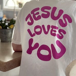 Camiseta unissex Jesus Loves You, tingida com letras borbulhantes, texto nas costas - camiseta cristã, camiseta religiosa, roupa inspiradora, estampa