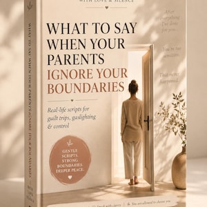 Puede incluir: Un libro titulado "WHAT TO SAY WHEN YOUR PARENTS IGNORE YOUR BOUNDARIES" con el texto "Real-life scripts for guilt trips, gaslighting & control." La portada presenta a una mujer de pie en una puerta. El libro es beige y marrón.