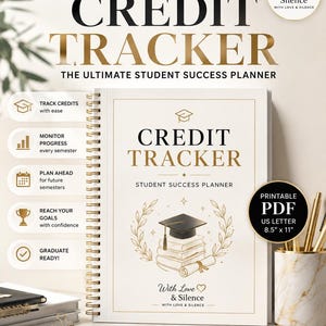 Op de afbeelding: Een spiraalgebonden Credit Tracker studieplanner met een crèmekleurige kaft, goudkleurige tekst en een illustratie van een afstudeerhoed. De kaft bevat de tekst Credit Tracker Student Success Planner en With Love & Silence.