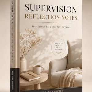 Könnte beinhalten: Ein Hardcover-Buch mit dem Titel "SUPERVISION REFLECTION NOTES" mit goldener Schrift. Der Buchrücken trägt vertikal die Aufschrift "SUPERVISION REFLECTION NOTES". Das Cover enthält auch den Text "Post-Session Reflection for Therapists" und "WITH LOVE & SILENCE".