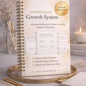 Könnte beinhalten: Ein Spiralnotizbuch mit dem Titel "SUPERVISION Growth System" für Therapeuten, mit dem Text "Advanced Reflection & Pattern Tracking Toolkit for Therapists". Das Cover enthält den Text "For Clinical Supervisors". Das Notizbuch liegt auf einem goldenen Tablett.