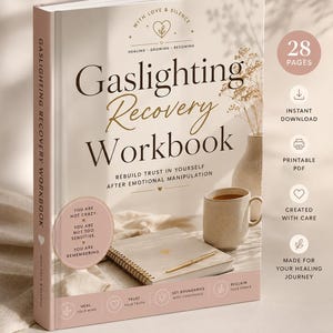 Könnte beinhalten: Ein 28-seitiges Arbeitsbuch zur Genesung nach Gaslighting mit einem hellrosa und weißen Einband. Der Titel lautet Gaslighting Recovery Workbook, Rebuild Trust In Yourself After Emotional Manipulation. Es enthält ein Journal, eine Tasse und Text.