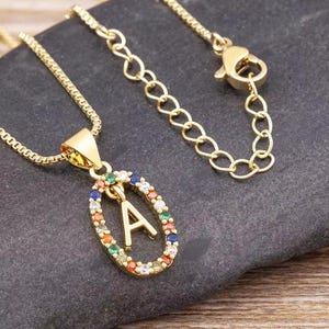 Elegante collar dorado con colgante de letras de la A a la Z para mujer. Cadena delicada y ajustable con cierre de mosquetón. Joyería personalizada atemporal.