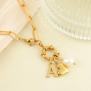 Collar de oro con inicial personalizado para mujer: colgante de corazón de perla de agua dulce, hebilla de acero inoxidable, regalo de joyería con letra personalizada.