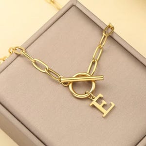 Collar con inicial premium para mujer – Colgante moderno de acero inoxidable 2024 – Elegante joya minimalista