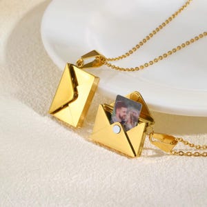 Collar con medallón de foto personalizado para mujer: colgante con sobre y carta de amor con imagen personalizada: un regalo único para ella.