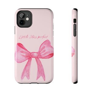 Pode incluir: Uma capa de telefone rosa com um laço rosa de aquarela e o texto "Little Miss perfect".