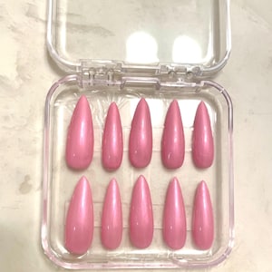 Lange rosa Stiletto Nägel