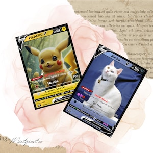 Puede incluir: Dos cartas coleccionables, una con Pikachu y otra con un gato blanco llamado Simba. La carta de Pikachu tiene un fondo amarillo, la de Simba uno azul. Ambas cartas muestran texto y estad&iacute;sticas del juego.