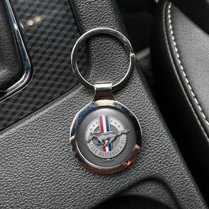 mustang Metall Schlüsselanhänger | Personalisierter Schlüsselanhänger aus Metall mit mustang Logo - Handgemachter Schlüsselanhänger, individuelles Geschenk | Stylischer Schlüsselanhänger für Autofans