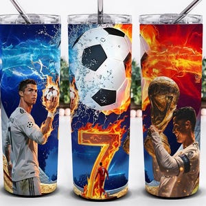 Peut inclure: Trois gobelets isothermes en acier inoxydable avec des images d'un joueur de football. L'un des gobelets repr&eacute;sente le joueur tenant un ballon de football sur un fond bleu et blanc. Un autre montre un ballon de football avec des flammes et le chiffre 7.