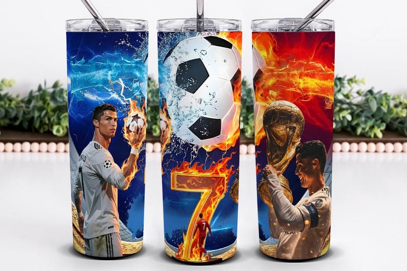 Peut inclure: Trois gobelets isothermes en acier inoxydable avec des images d'un joueur de football. L'un des gobelets repr&eacute;sente le joueur tenant un ballon de football sur un fond bleu et blanc. Un autre montre un ballon de football avec des flammes et le chiffre 7.