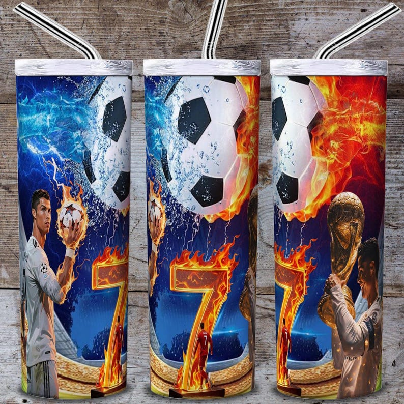 Peut inclure: Trois gobelets en acier inoxydable avec des motifs sur le th&egrave;me du football. Chaque gobelet pr&eacute;sente un ballon de football, un joueur et le chiffre 7. L'un a un effet d'eau bleue, un autre un effet de feu et le troisi&egrave;me une combinaison des deux.
