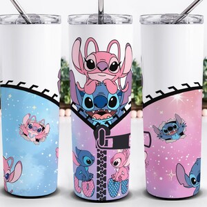 Peut inclure: Trois gobelets en acier inoxydable avec un dessus blanc et un design color&eacute; mettant en vedette les personnages Stitch et Angel de Lilo & Stitch. Les gobelets ont une paille et un motif de fermeture &eacute;clair. Les couleurs de fond sont le bleu, le violet et le rose.