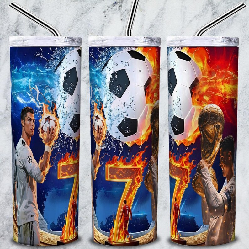 Peut inclure: Ensemble de trois gobelets en acier inoxydable sur le th&egrave;me du football. Chaque gobelet pr&eacute;sente un design avec un ballon de football, un joueur et le chiffre 7. Le fond est orn&eacute; de flammes bleues et oranges.