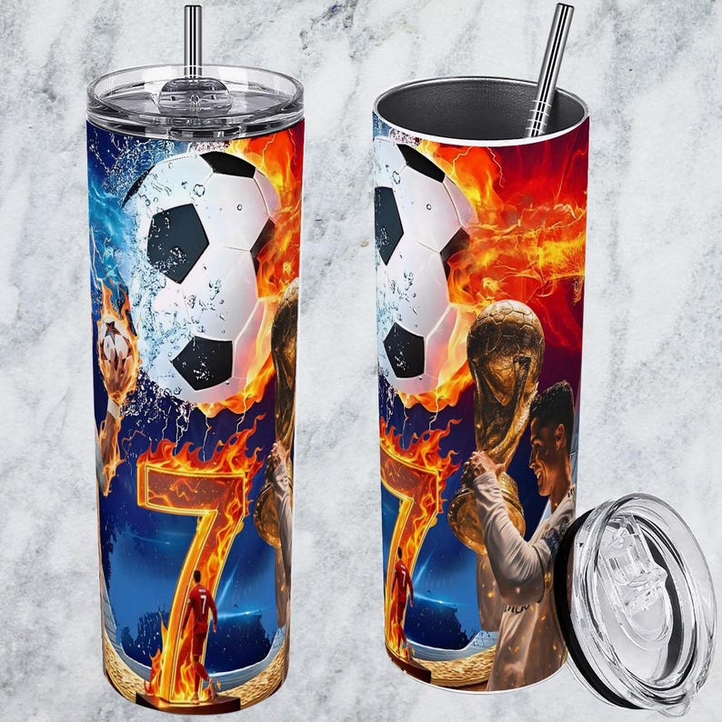 Peut inclure: Un gobelet en acier inoxydable sur le th&egrave;me du football. Le design pr&eacute;sente un ballon de football, des flammes, de l'eau et un joueur tenant un troph&eacute;e. Le chiffre 7 est mis en &eacute;vidence. Comprend un couvercle et une paille.