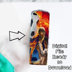 Peut inclure: Gobelet en acier inoxydable avec un motif de ballon de football avec des flammes et un joueur tenant un troph&eacute;e. Le chiffre 7 est &eacute;galement visible. Le texte sur le c&ocirc;t&eacute; indique "Digital File Ready to Download."