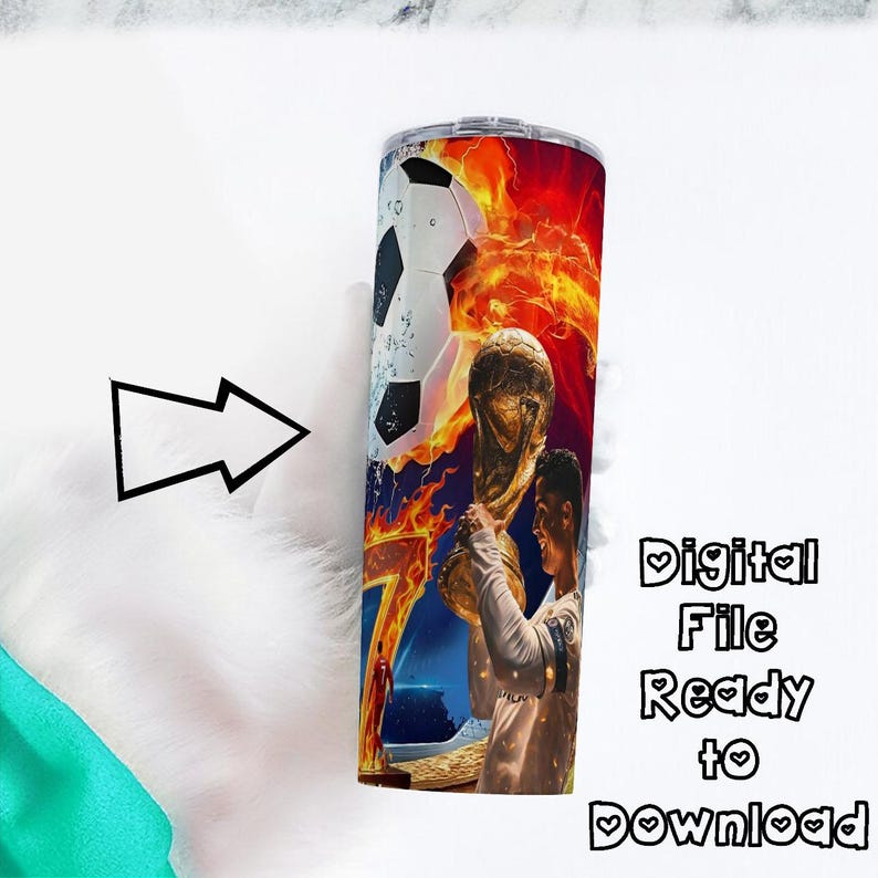 Peut inclure: Gobelet en acier inoxydable avec un motif de ballon de football avec des flammes et un joueur tenant un troph&eacute;e. Le chiffre 7 est &eacute;galement visible. Le texte sur le c&ocirc;t&eacute; indique "Digital File Ready to Download."