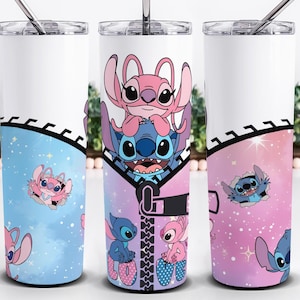 Peut inclure: Trois gobelets en acier inoxydable avec un dessus blanc et un design color&eacute; mettant en vedette les personnages Stitch et Angel de Lilo & Stitch. Les gobelets ont une paille et un motif de fermeture &eacute;clair. Les couleurs de fond sont le bleu, le violet et le rose.