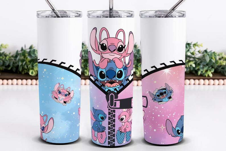 Peut inclure: Trois gobelets en acier inoxydable avec un dessus blanc et un design color&eacute; mettant en vedette les personnages Stitch et Angel de Lilo & Stitch. Les gobelets ont une paille et un motif de fermeture &eacute;clair. Les couleurs de fond sont le bleu, le violet et le rose.
