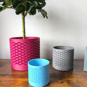 Textured Modern Plant Pot: Unique Scale Pattern, Indoor Gardening