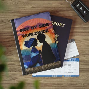 Étui pour passeport, cadeau de voyage « Côte à côte dans le monde entier », portefeuille de voyage pour couple, style japonais, accessoire de fierté subtile, amateurs de dessins animés
