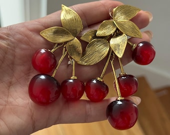 brincos grandes assimétricos de cereja