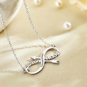 Collar de infinito personalizado, colgante con nombre y mensaje personalizados, regalo de flecha para pareja grabado, chapado en oro de 14 k, aniversario de bodas