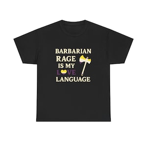 Può includere: T-shirt nera con la scritta "BARBARIAN RAGE IS MY LOVE LANGUAGE" in bianco, giallo e viola. Una grafica di ascia in giallo, bianco e viola è a destra del testo. La maglietta è girocollo.