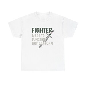 Pode incluir: Camiseta branca com a palavra "FIGHTER" em letras de bloco verde escuro acima do texto "MADE TO FUNCTION, NOT CONFORM" em cinza. Um gráfico de espada cinza está no lado direito da camiseta.