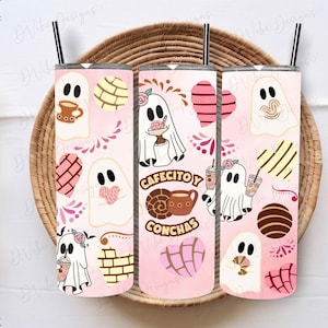 Op de afbeelding: Drie roze geïsoleerde bekers met zwarte rietjes, met spookillustraties met koffie- en concha-ontwerpen. De bekers hebben de tekst "Cafecito y Conchas" en diverse hart- en bloemaccenten.