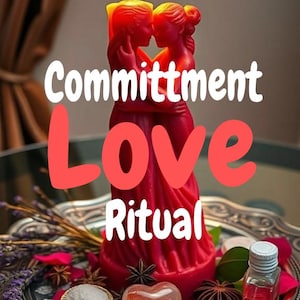 Könnte beinhalten: Eine rote Kerze in Form zweier sich umarmender Figuren mit brennender Flamme. Der Text lautet "Committment Love Ritual". Auf einem silbernen Tablett um die Kerze liegen getrockneter Lavendel, Sternanis, ein herzförmiger Stein und ein Glasfläschchen.