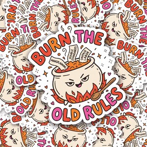 Op de afbeelding: Een gestanste sticker met een cartoonketel met een gezicht, zittend in oranje vlammen. De tekst luidt BURN THE OLD RULES. In de ketel zitten papieren met de labels MANSPLAINING, DOUBLE STANDARDS en UNPAID LABOR, met een houten lepel.