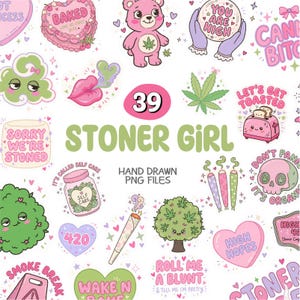 Può includere: Una collezione di file PNG disegnati a mano con tema stoner. L'immagine presenta varie illustrazioni, tra cui un orso rosa con una foglia di cannabis e il testo "STONER GIRL".