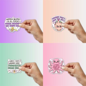 Pode incluir: Quatro adesivos com slogans feministas. Um adesivo diz "WOMEN BELONG IN ALL PLACES WHERE DECISIONS ARE BEING MADE." Outro diz "WOMEN DON'T OWE YOU SH*T." Um terceiro diz "GIRLS JUST WANNA HAVE FUNDAMENTAL HUMAN RIGHTS." O &uacute;ltimo diz "I CAN SLAP 8 MEN AT ONCE."