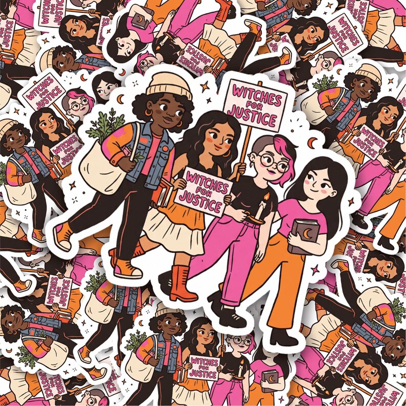 Op de afbeelding: Een stickervel met een herhalende illustratie van drie diverse figuren die borden vasthouden met de tekst Witches for Justice. De figuren zijn afgebeeld met verschillende haarkleuren, kledingstijlen en accessoires zoals tassen en kaarsen.