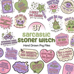 Op de afbeelding: Een verzameling van 37 digitale stickers met pastelkleurige illustraties van magische voorwerpen, waaronder een glazen bol, een bezem, een ketel en een spin, gecombineerd met humoristische teksten zoals "Stay Weird, Stay Witchy".