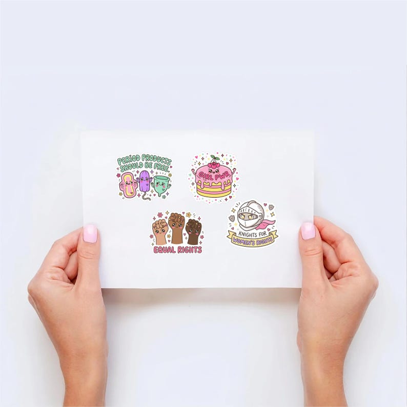 Pode incluir: Um papel branco com quatro designs de adesivos coloridos. Os adesivos incluem os textos "Period Products Should Be Free", "Girl Pwr", "Equal Rights" e "Knights for Women's Rights".