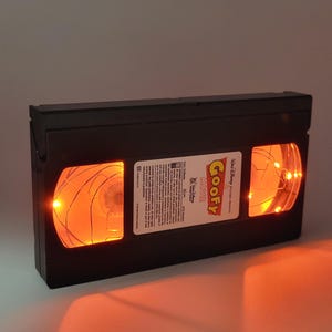 Återvunnet upplyst VHS-band • Retro filmrumsinredning • Nattlampa med nostalgi från 90-talet