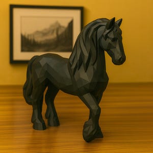 Pode incluir: Uma escultura de cavalo geométrico preto com uma crina e cauda detalhadas. A escultura está sobre uma superfície de madeira, com uma pintura de paisagem emoldurada no fundo. O cavalo é um item decorativo.