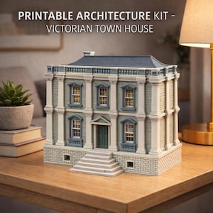 Könnte beinhalten: Ein detailliertes Modell eines viktorianischen Stadthauses mit grauem Dach, weißen Säulen und blaugrünen Wänden. Das Modell hat mehrere Fenster mit gelben Innenräumen und eine grüne Eingangstür. Der Text "PRINTABLE ARCHITECTURE KIT - VICTORIAN TOWN HOUSE" ist oben angezeigt.