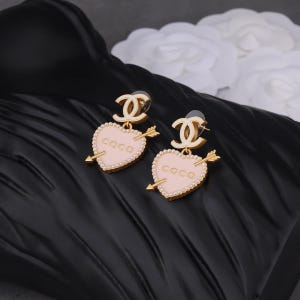 Pendientes de corazón rosa, pendientes perforantes de corazón para mujer, resistentes al agua y a la decoloración, perfectos para un regalo de aniversario para su esposa.