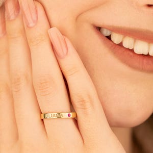 Gold personalisierte Birthstone Gravur Namensring, Gold Stapeln Bandring, Haustier Name Ring, Gravierte Stapelbare Familie Zierliche Birthstone Ring