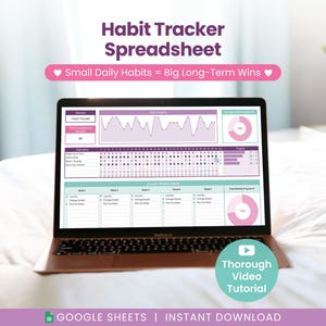 Könnte beinhalten: Ein Laptop mit einer Habit Tracker-Tabelle in Lila und Türkis. Der Bildschirm zeigt Diagramme und Tabellen zur Verfolgung täglicher Gewohnheiten. Auf dem Bildschirm steht "Habit Tracker Spreadsheet" und "Small Daily Habits = Big Long-Term Wins".