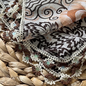 Boho Halstuch - Creme mit Balkan Blumenspitze | Gemütliches handgemachtes Tuch | Story Karte + Türkisches Volkslied inklusive