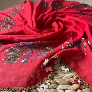 Anatolischer-Balkanischer Blumenschal - rote Baumwolle mit Häkelblumenrand | Handgemachtes Erbgeschenk + Story Card + Folk Song QR