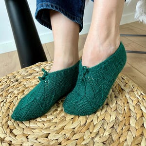 Pantoufles en laine verte faites main - Tricot botanique avec lien | Cadeau douillet avec carte récit et chanson folklorique Spotify